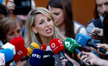 ALCORCÓN (MADRID), 10/05/2023.- La vicepresidenta segunda del Gobierno, Yolanda Díaz, atiende a la prensa este miércoles durante su visita al municipio de Alcorcón para apoyar la candidatura de Ganar Alcorcón. EFE/ Rodrigo Jiménez