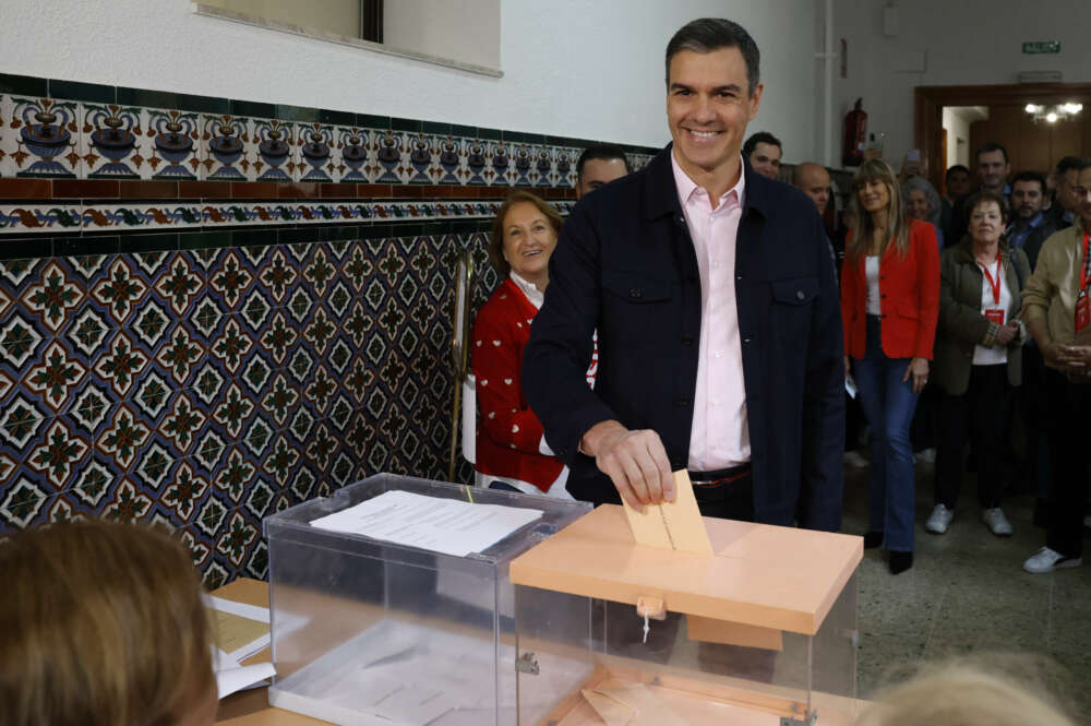 GRAF8582. MADRID, 28/05/2023.- El presidente del Gobierno, Pedro Sánchez, ejerce su derecho al voto en el colegio Nuestra Señora del Buen Consejo, este domingo, durante las elecciones locales municipales y autonómicas. EFE/ J.J. Guillén