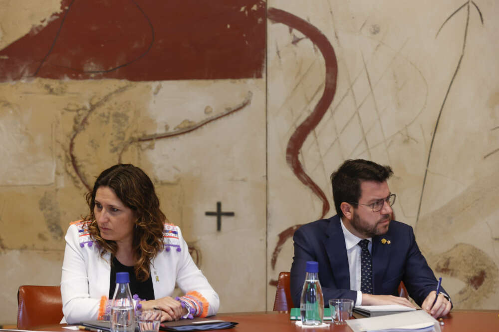 GRAFCAT9528. BARCELONA, 25/04/2023.- El presidente de la Generalitat, Pere Aragonès, y la consellera de Presidencia, Laura Vilagrà, durante la reunión semanal del gobierno catalán, que se celebra mientras el Parlament sigue pendiente de resolver la situación de Laura Borràs, presidenta suspendida de la cámara catalana. EFE/Toni Albir