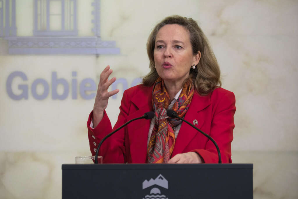 La vicepresidenta primera y ministra de Asuntos Económicos y Transformación Digital, Nadia Calviño (d) aprueba banda ancha a todos los pueblos de España a 35 euros. EFE/Fernando Díaz
