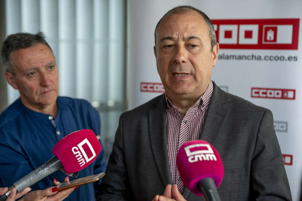 GRAF1984. TOLEDO, 21/04/2023.- El secretario confederal de Políticas Públicas y Protección Social de CCOO, Carlos Bravo, atiende a la prensa antes de participar en la Asamblea informativa para explicar el acuerdo de pensiones, este jueves en Toledo. EFE/Ismael Herrero