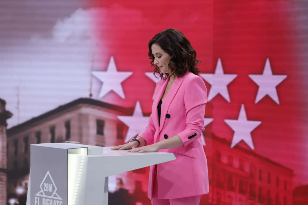 La presidenta de la Comunidad de Madrid, Isabel Díaz Ayuso, anuncia que recurrirá la nueva ley ante el Tribunal Supremo. EFE/Juanjo Martín