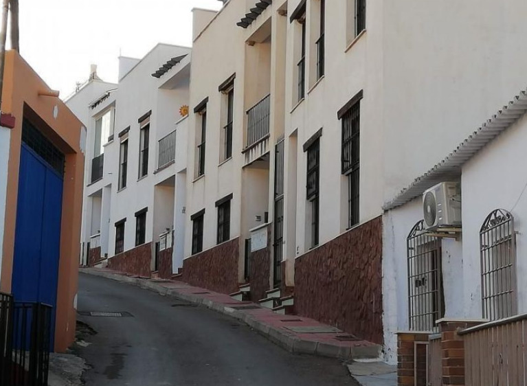 El bajo de ubicado en Sorbas dispone de una habitación, un cuarto de baño y terraza. Foto: Idealista.