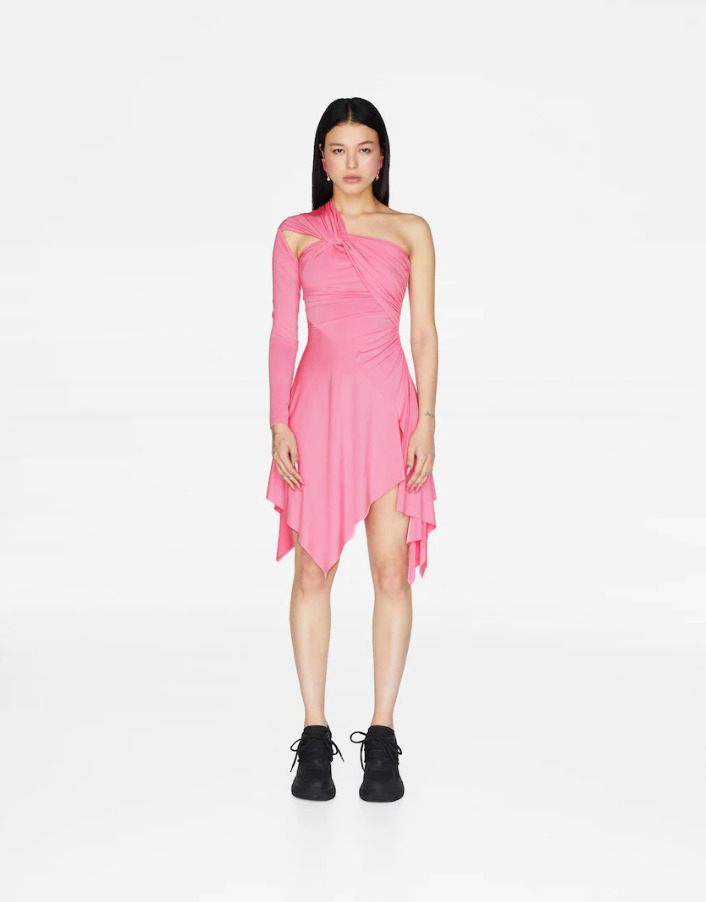 El vestido asimétrico de la nueva colección de Bershka x Pepa Salazar
