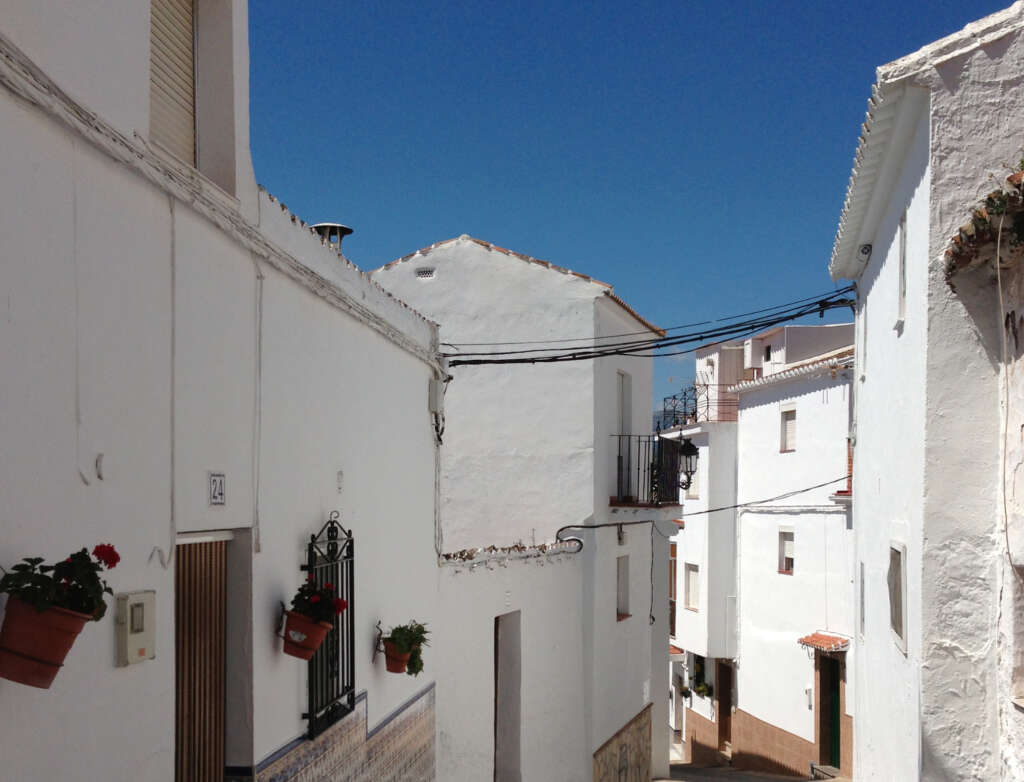 El chalet situado en Alcaucín tiene una plaza de garaje comunitario. Foto: Wikipedia.