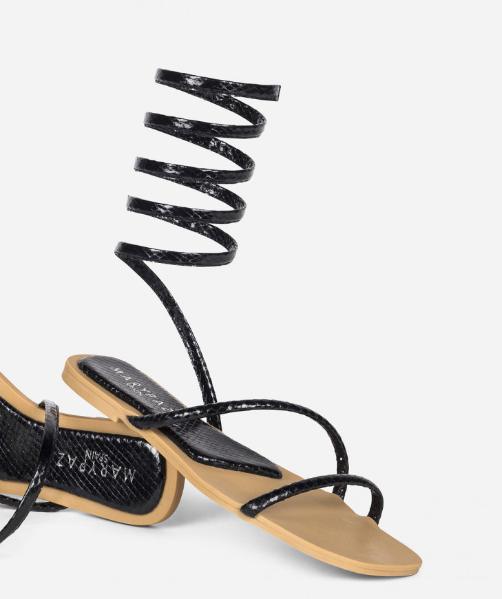 Las sandalias planas con diseño efecto espiral de la nueva colección de MaryPaz