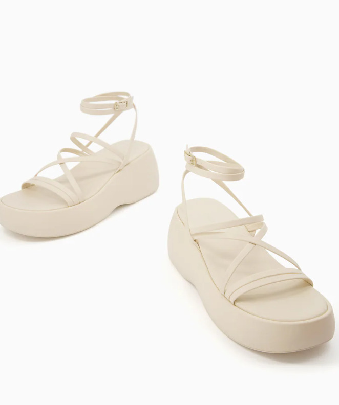 Las sandalias de tiras con plataforma de la nueva colección de calzado de Bershka