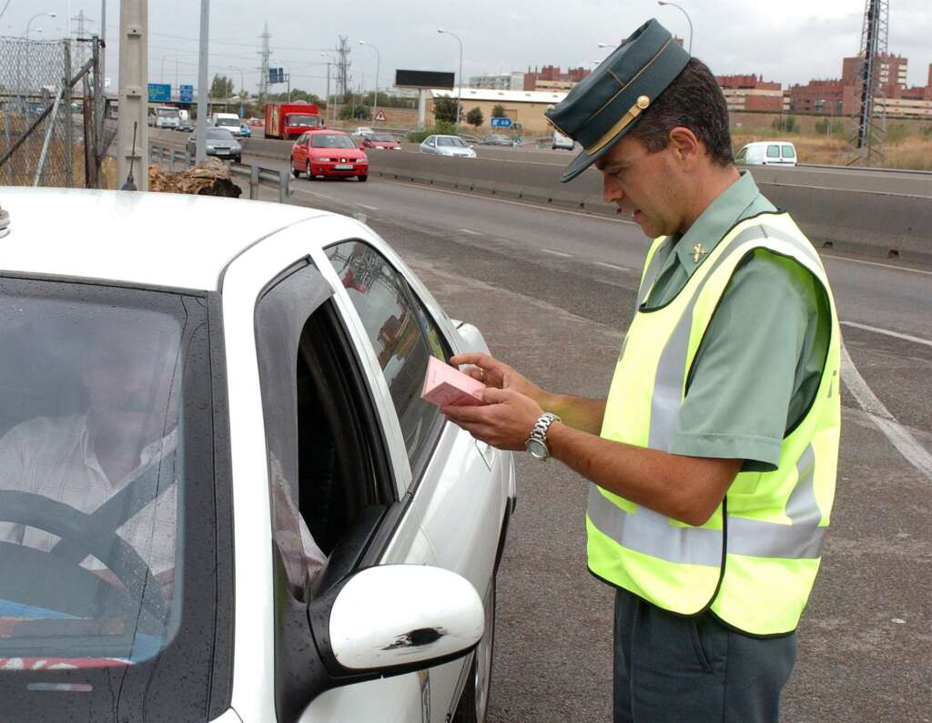 Ya no se multará a aquellos que no lleven su carnet de conducir en formato físico. Foto Víctor Lerena - EFE