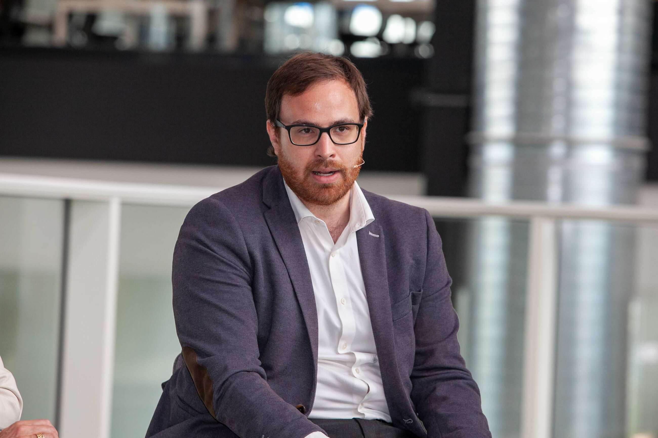 El número dos en la candidatura municipal de Valents, Albert Guivernau, participa en el debate de Economía Digital ‘Foro 28M. Un modelo económico para Barcelona’. Foto Juan Pedro Chuet-Missé.