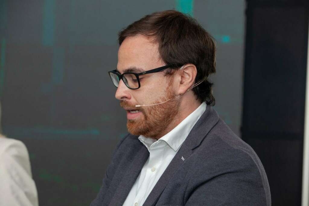 El número dos en la candidatura municipal de Valents, Albert Guivernau, participa en el debate de Economía Digital ‘Foro 28M. Un modelo económico para Barcelona’. Foto Juan Pedro Chuet-Missé.