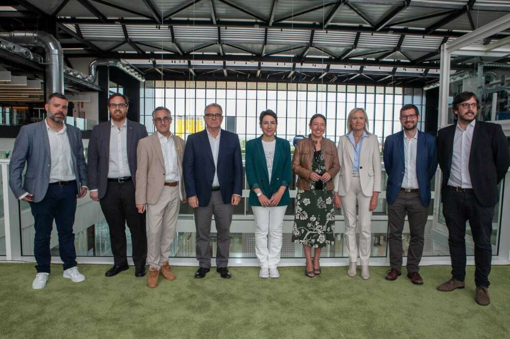 Bernat García, director de Economía Digital (d), y Xavier Alegret, director adjunto (i), junto a Jordi Castellana (ERC), Tània Corrons (BComú), Jordi Valls (PSC), Ramon Tremosa (Trias per Barcelona), Marina Bravo (Cs), Àngels Esteller (PP) y Albert Guivernau (Valents). Imagen: Juan Pedro Chuet.