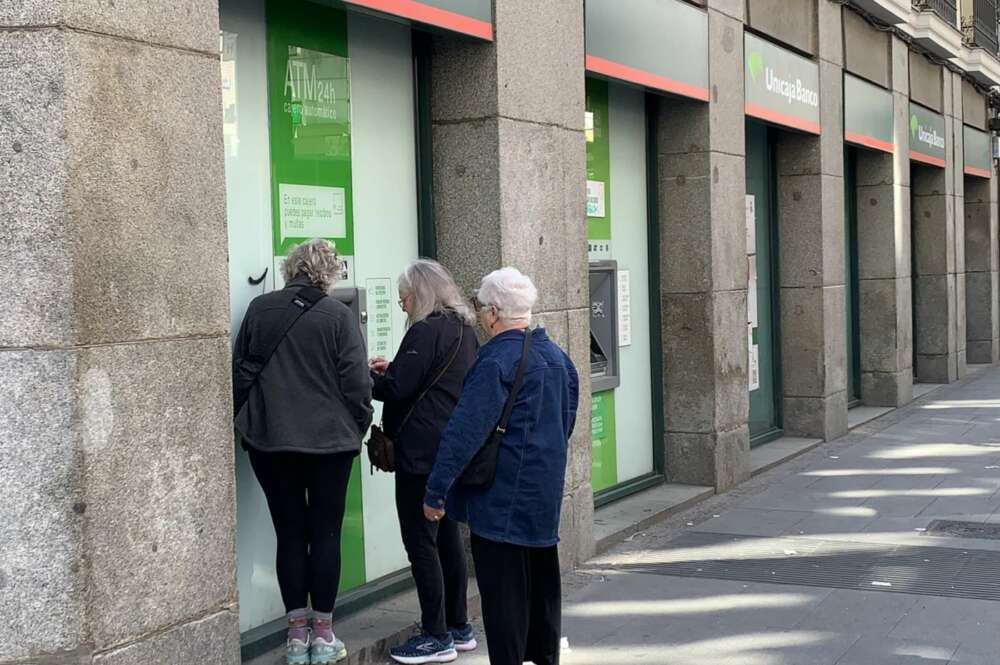 Las fusiones de Caixabank y de Unicaja maquillan la política de cierre de cajeros de la gran banca