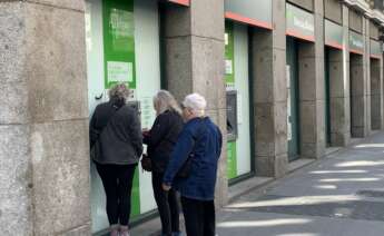 Las fusiones de Caixabank y de Unicaja maquillan la política de cierre de cajeros de la gran banca