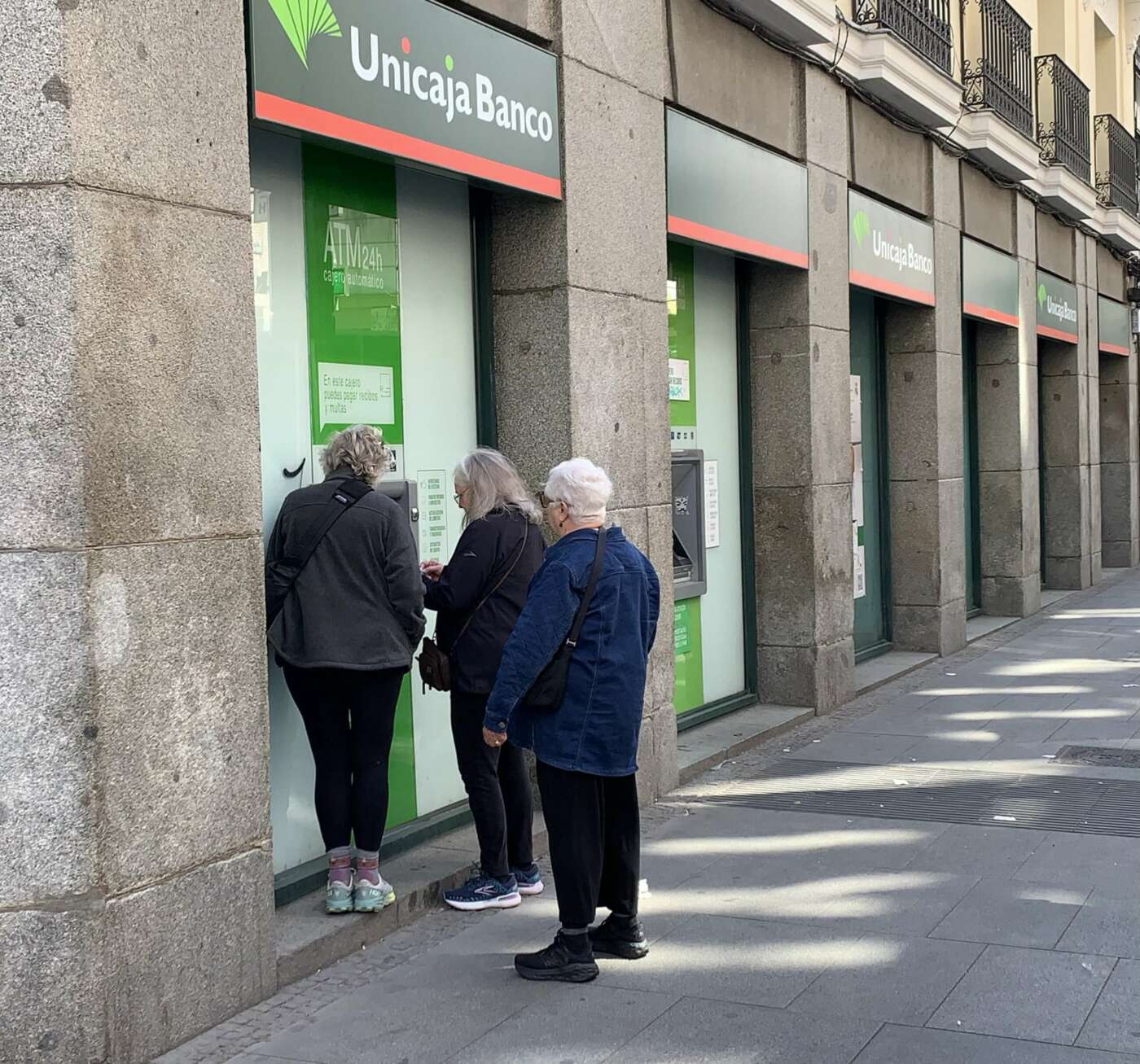 Las fusiones de Caixabank y de Unicaja maquillan la política de cierre de cajeros de la gran banca