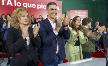 VITORIA (ESPAÑA), 15/05/2023.- El presidente del Gobierno y líder del PSOE, Pedro Sánchez (c), la candidata a la alcaldía de Vitoria, Maider Etxebarria (d), y la candidata a la diputación de Alava, Cristina González (i), participan en un acto electoral este lunes, en Vitoria. EFE / L. Rico