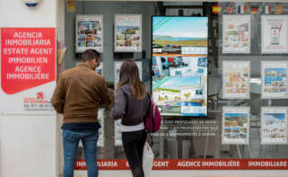 GRAF7499. MENORCA (ISLAS BALEARES), 11/05/2023.- Una pareja se detiene a observar las propiedades en venta anunciadas en el escaparate de una agencia inmobiliaria de Menorca, este jueves. El precio medio de la vivienda nueva y usada en Baleares en el primer trimestre del año fue de 3.027 euros por metro cuadrado, un 7 % menos que en el último cuarto de 2022, un coste de mercado un 57,5 % por encima del promedio estatal. En el conjunto de España, la compraventa de viviendas se redujo un 2 % en el primer trimestre del año, un periodo en el que los precios se incrementaron un 4,9 % en tasa interanual, según los datos publicados hoy por el Colegio de Registradores. EFE/ David Arquimbau Sintes