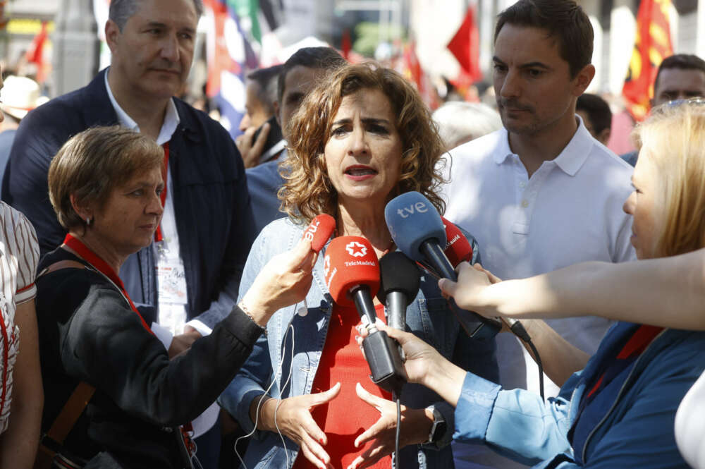 MADRID, 01/05/2023.- La ministra de Hacienda y Función Pública, María Jesús Montero (c), atiende a la prensa durante su participación en una manifestación para celebrar el Día Internacional del Trabajador este lunes en Madrid. EFE/ Juan Carlos Hidalgo