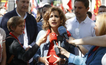 MADRID, 01/05/2023.- La ministra de Hacienda y Función Pública, María Jesús Montero (c), atiende a la prensa durante su participación en una manifestación para celebrar el Día Internacional del Trabajador este lunes en Madrid. EFE/ Juan Carlos Hidalgo