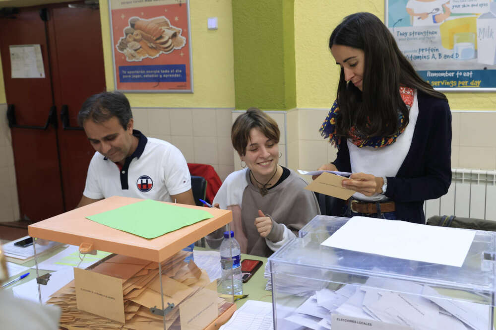 La mesa electoral está conformada por un presidente y dos vocales. EFE / Zipi Aragón