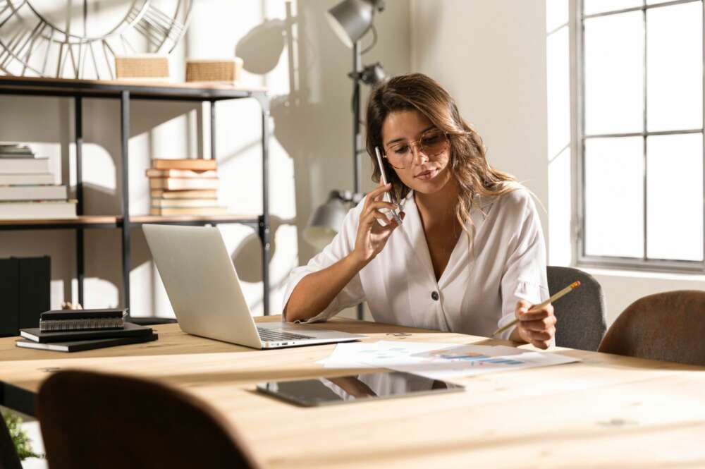 En el verano se concentran algunas fechas límite para formalizar distintos trámites con Hacienda y formalizar el pago de diversos impuestos. Foto: Freepik.