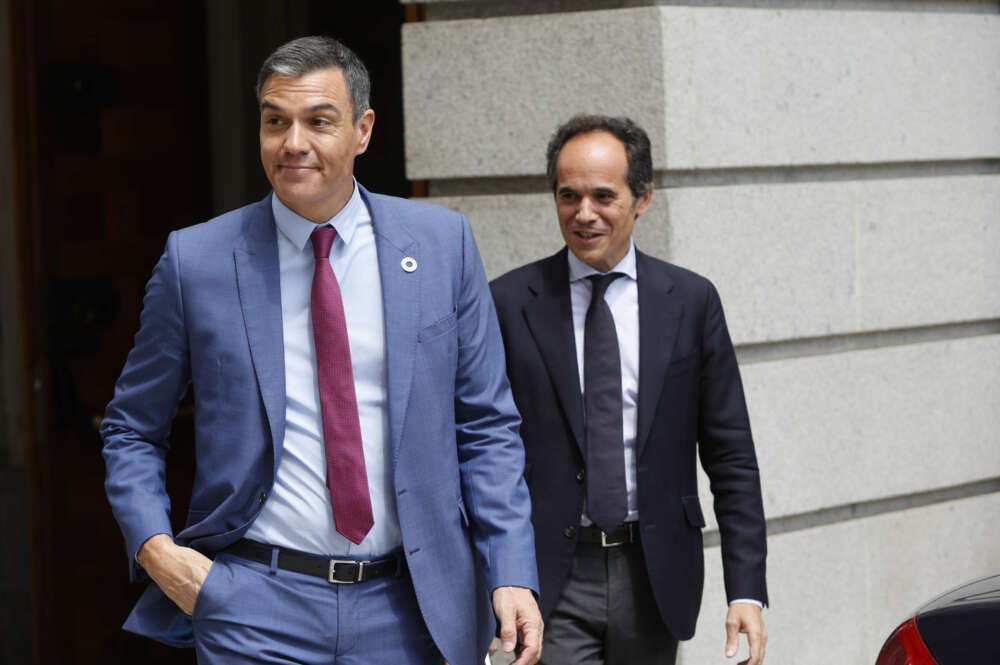 MADRID, 13/07/2022.- El presidente del Gobierno, Pedro Sánchez (i), y el secretario de Estado de Comunicación, Francesc Vallès (d), interviene durante la segunda jornada del debate sobre el Estado de la Nación este miércoles en el Congreso. EFE/ Mariscal