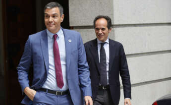 MADRID, 13/07/2022.- El presidente del Gobierno, Pedro Sánchez (i), y el secretario de Estado de Comunicación, Francesc Vallès (d), interviene durante la segunda jornada del debate sobre el Estado de la Nación este miércoles en el Congreso. EFE/ Mariscal