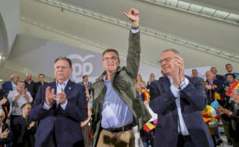 OVIEDO, 15/05/2023.- El líder del Partido Popular, Alberto Núñez Feijóo (c), participa este lunes en el Palacio de Exposiciones y Congresos de Oviedo en el acto central de campaña del 28M en Asturias junto con los candidatos a la Presidencia del Principado, Diego Canga (d), y a la alcaldía de la capital, Alberto Canteli (i). EFE/J.L.Cereijido