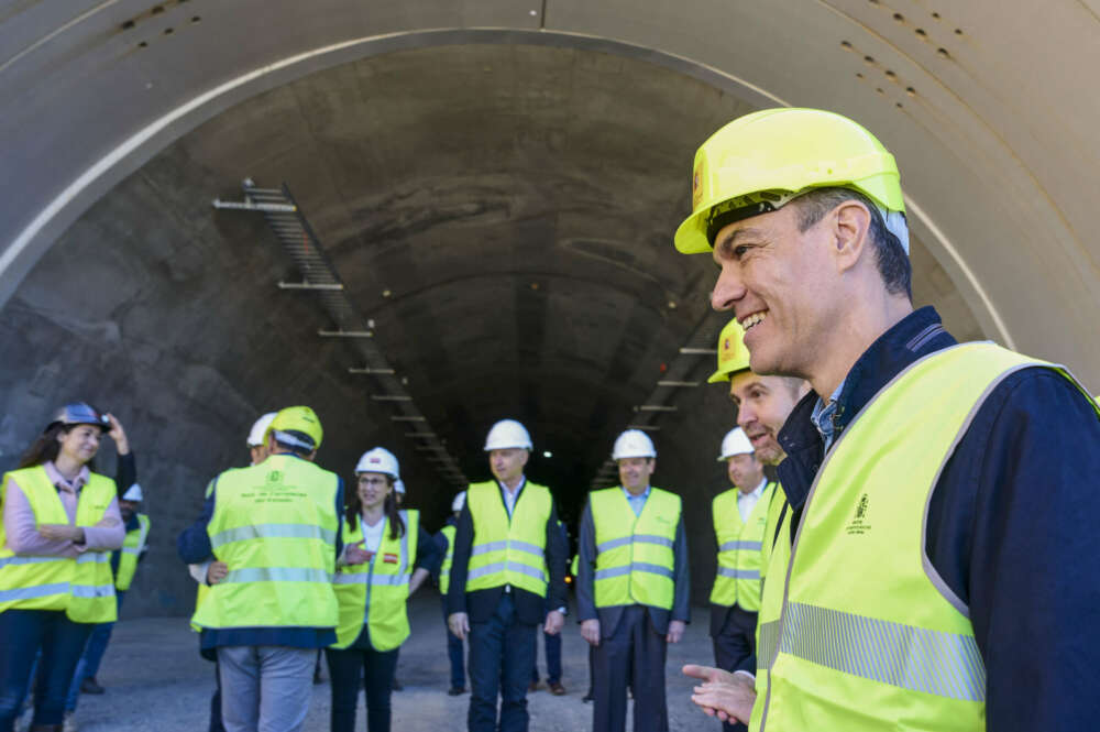 VILADECAVALLS (BARCELONA), 02/04/2023.- El presidente del Gobierno, Pedro Sánchez (d) durante la visita a las obras del túnel de la B-40 entre Abrera y Viladecavalls, en Barcelona. EFE/Alejandro García