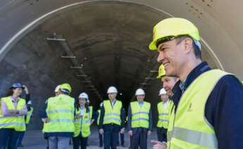 VILADECAVALLS (BARCELONA), 02/04/2023.- El presidente del Gobierno, Pedro Sánchez (d) durante la visita a las obras del túnel de la B-40 entre Abrera y Viladecavalls, en Barcelona. EFE/Alejandro García