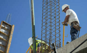 Varios obreros trabajan este jueves en Toledo. EFE/ Ismael Herrero