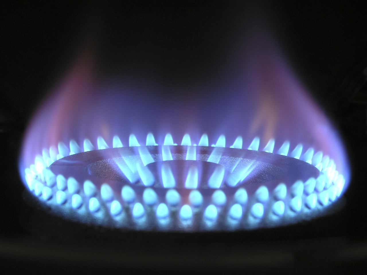Entre un 14,2% y un 11,2% de usuarios cambiaron de proveedor de luz y gas natural en 2022 para abaratar la factura. Foto: Pixabay.