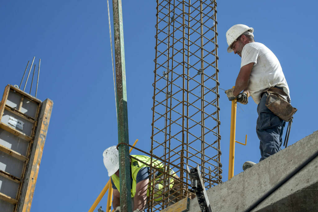 Uno de los trabajos mencionados en el informe elaborado por el SEPE son los peones de la construcción de edificios. EFE/ Ismael Herrero