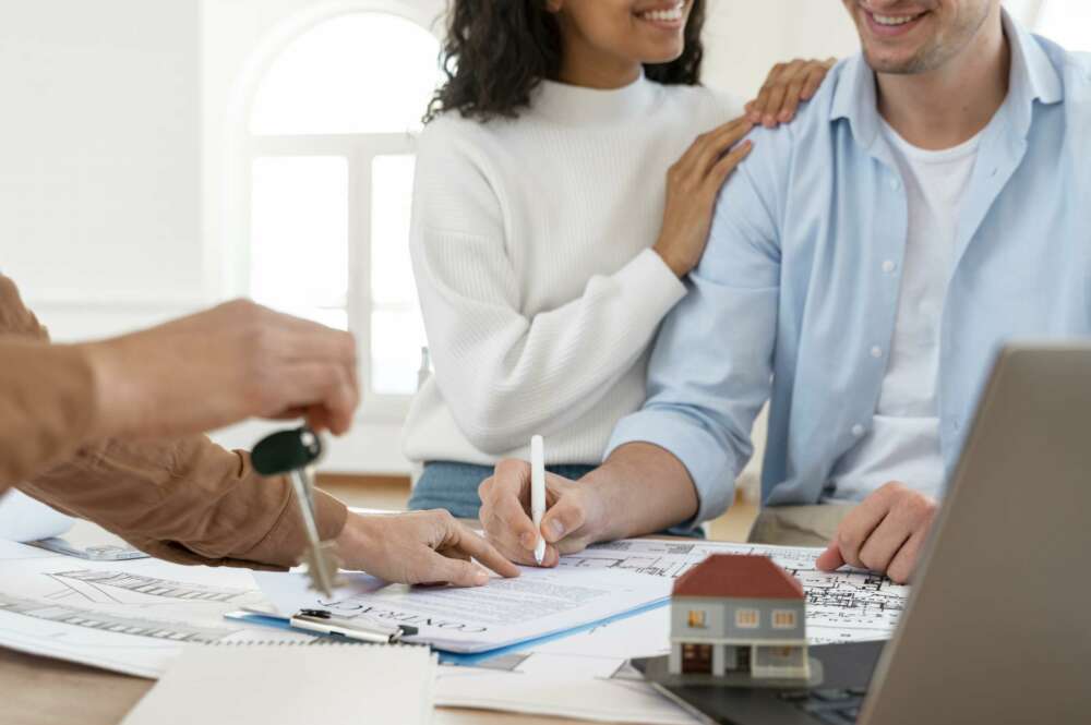 Los que tengan una hipoteca podrán cambiar su préstamo hipotecario actual a otro con un tipo de interés más bajo. Imagen: Freepik.