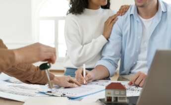 Los que tengan una hipoteca podrán cambiar su préstamo hipotecario actual a otro con un tipo de interés más bajo. Imagen: Freepik.