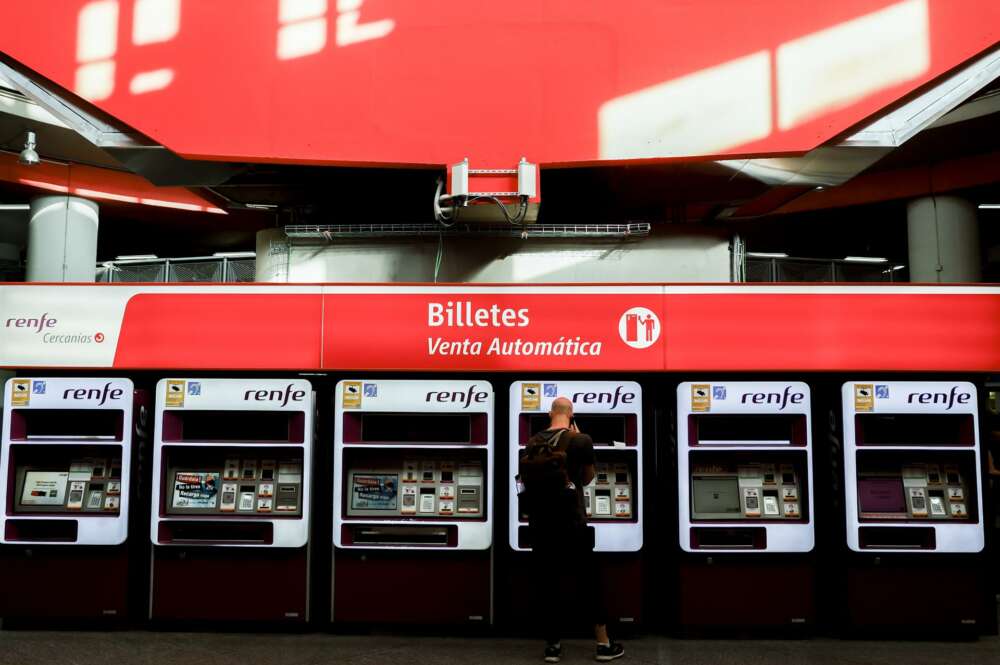 Los nuevos abonos se pueden comprar tengo en la APP de Renfe como en su página web. Foto Mariscal-EFE