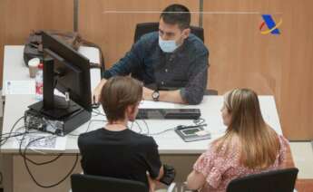 La presentación de la Declaración de la Renta se puede hacer de forma telefónica o telemática. Foto: EFE.