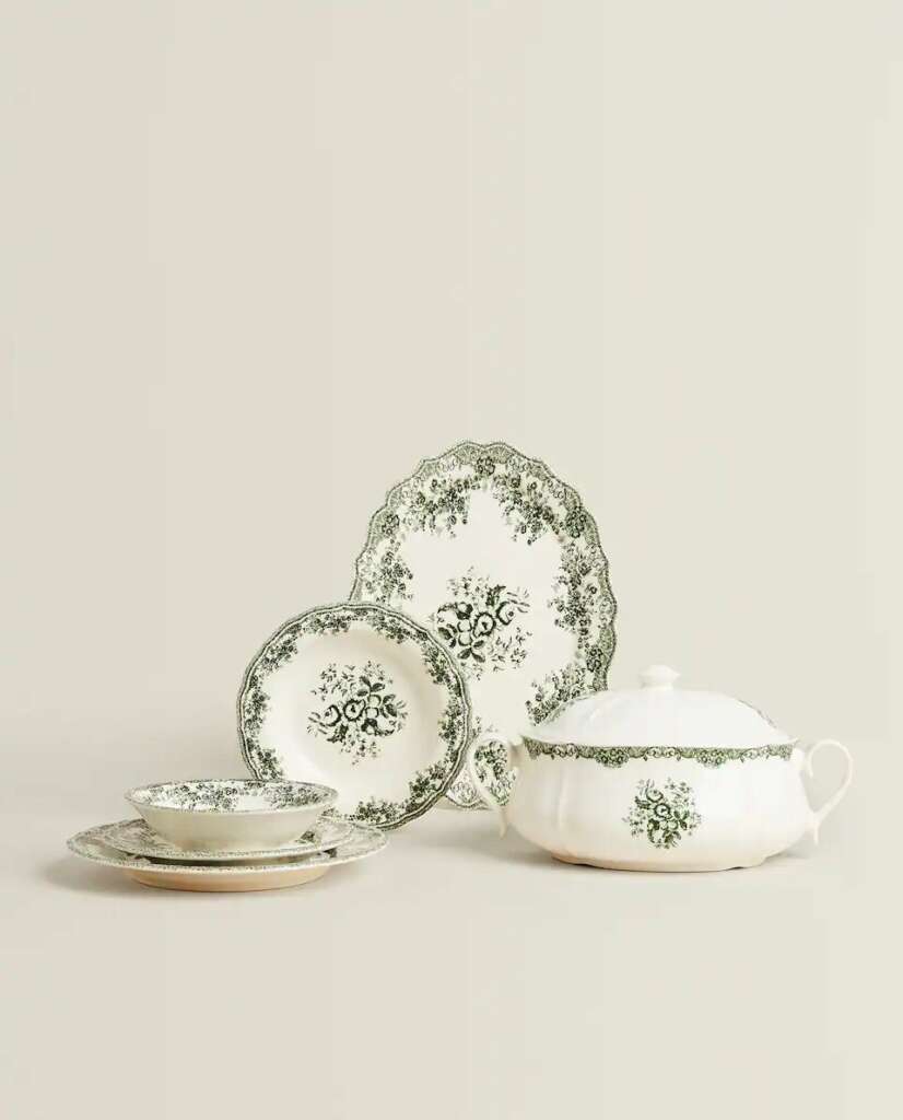 La vajilla de loza floral verde, disponible en Zara Home.