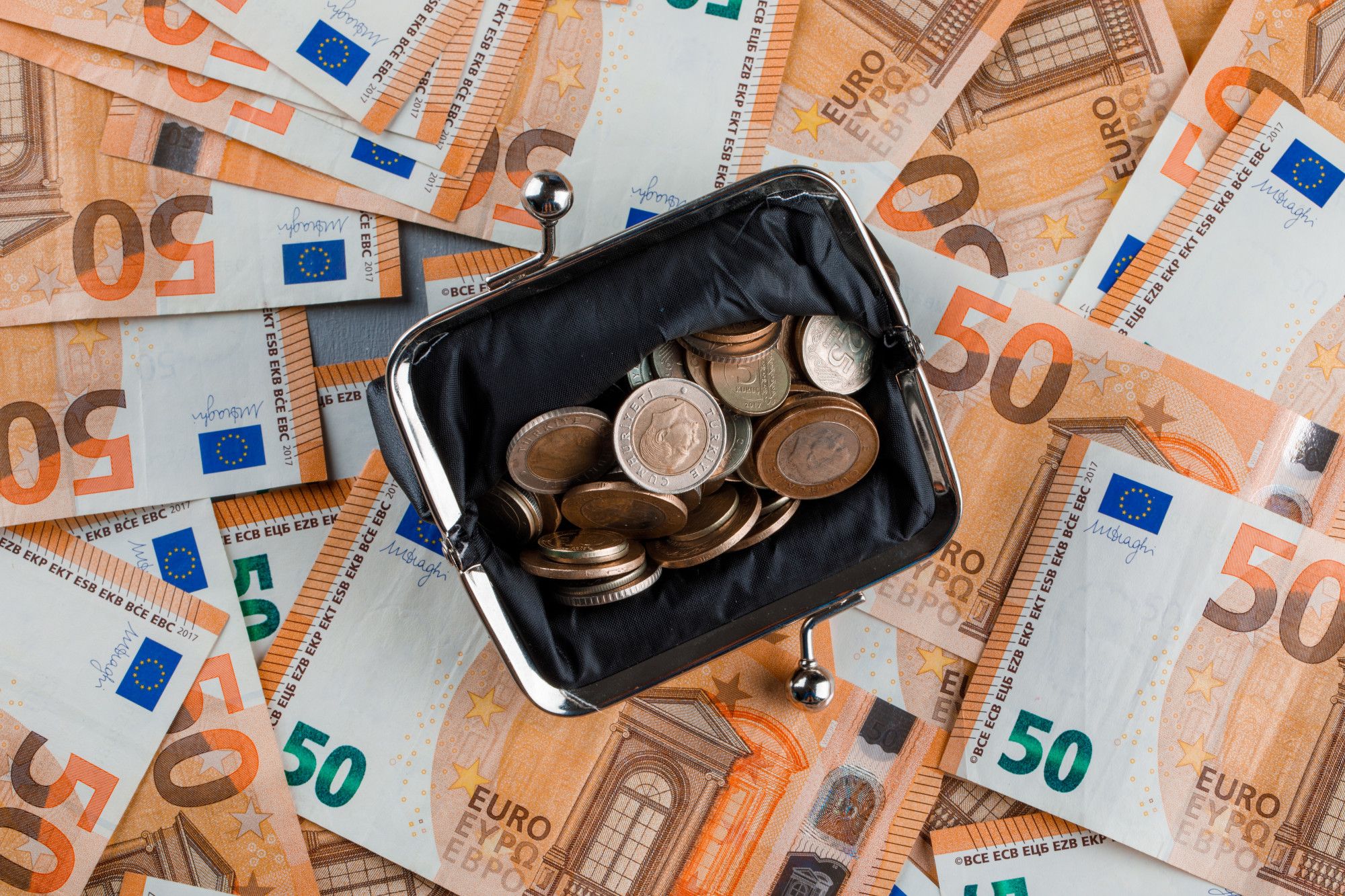 El tope al dinero en efectivo no es efectivo en el caso de los pagos e ingresos realizados en entidades bancarias. Foto: Freepik.