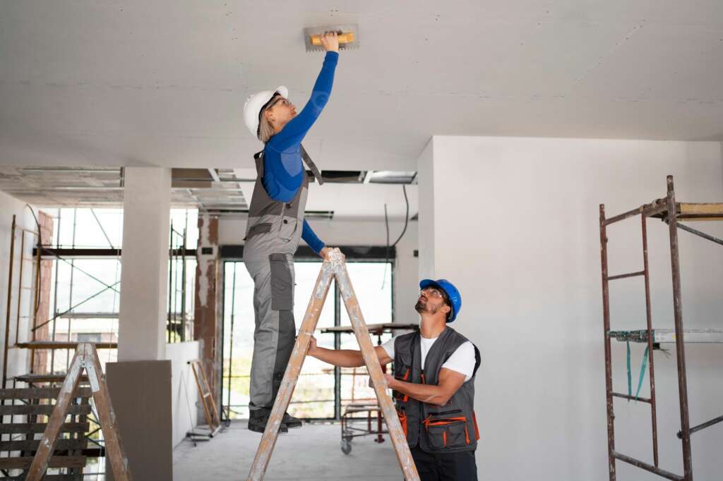 El propietario debe comunicar previamente a los inquilinos de la vivienda en alquiler la intención de acometer obras. Foto: Freepik.