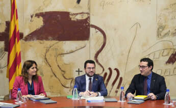 GRAFCAT1796. BARCELONA, 20/06/2023.- El presidente de la Generalitat, Pere Aragonès, junto a la consellera de Presidencia, Laura Vilagrà (i), y el secretario del Govern, Xavier Bernadí (d), durante la reunión semanal del gobierno catalán, mientras los partidos políticos catalanes preparan ya la maquinaria electoral para los comicios del 23 de julio, aún bajo los efectos de la elección del socialista Jaume Collboni como alcalde de Barcelona. EFE/Alejandro García