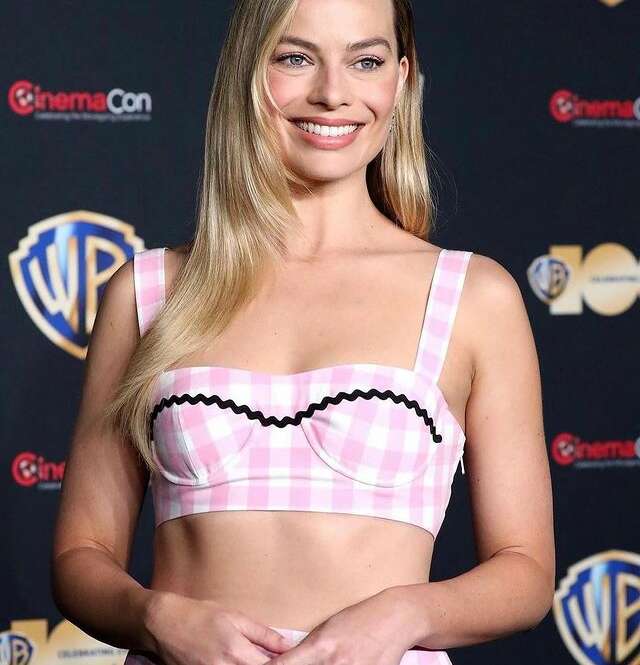 Margot Robbie con un top de cuadros vichy de Prada