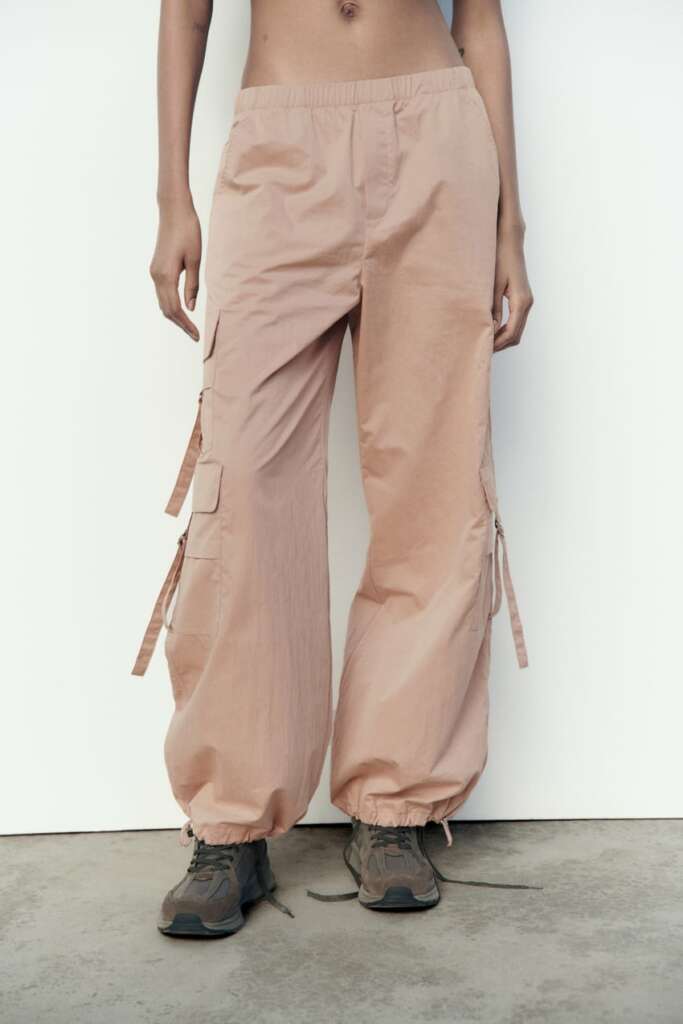 Unos pantalones color arcilla estilo parachute de Zara.