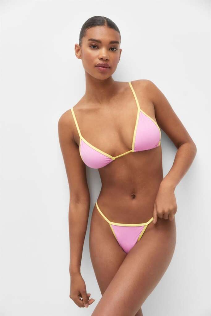 Modelo con bikini rosa y amarillo de Pull&Bear
