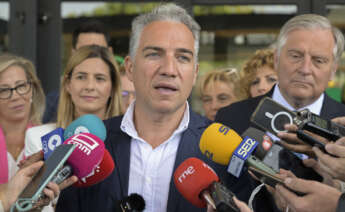 CIUDAD REAL, 19/05/2023.- El coordinador general del PP, Elías Bendodo (c), atiende a los medios de comunicación, junto a la secretaria regional del Partido Popular de Castilla-La Mancha, Carolina Agudo (i), y el candidato a la alcaldía de Ciudad Real, Paco Cañizares (d) en la estación del AVE en Ciudad Real. EFE/Jesús Monroy