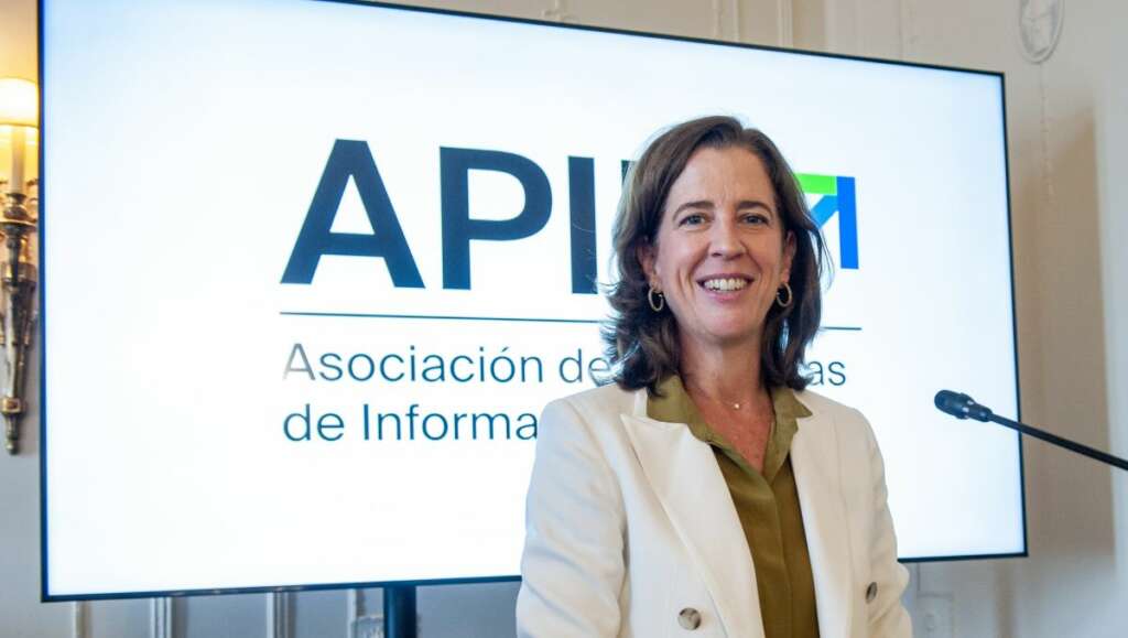 Alejandra Kindelán, presidenta de la Asociación Española de Banca (AEB), en su intervención en el curso sobre economía organizado por la APIE en la Universidad Menéndez Pelayo de Santander.
