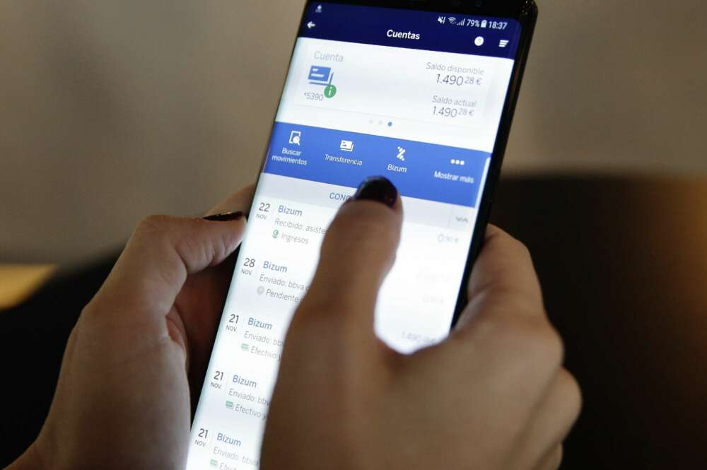 El destinatario recibe un mensaje SMS. Foto: BBVA. Bizum.