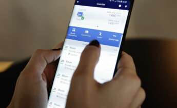 El destinatario recibe un mensaje SMS. Foto: BBVA. Bizum.