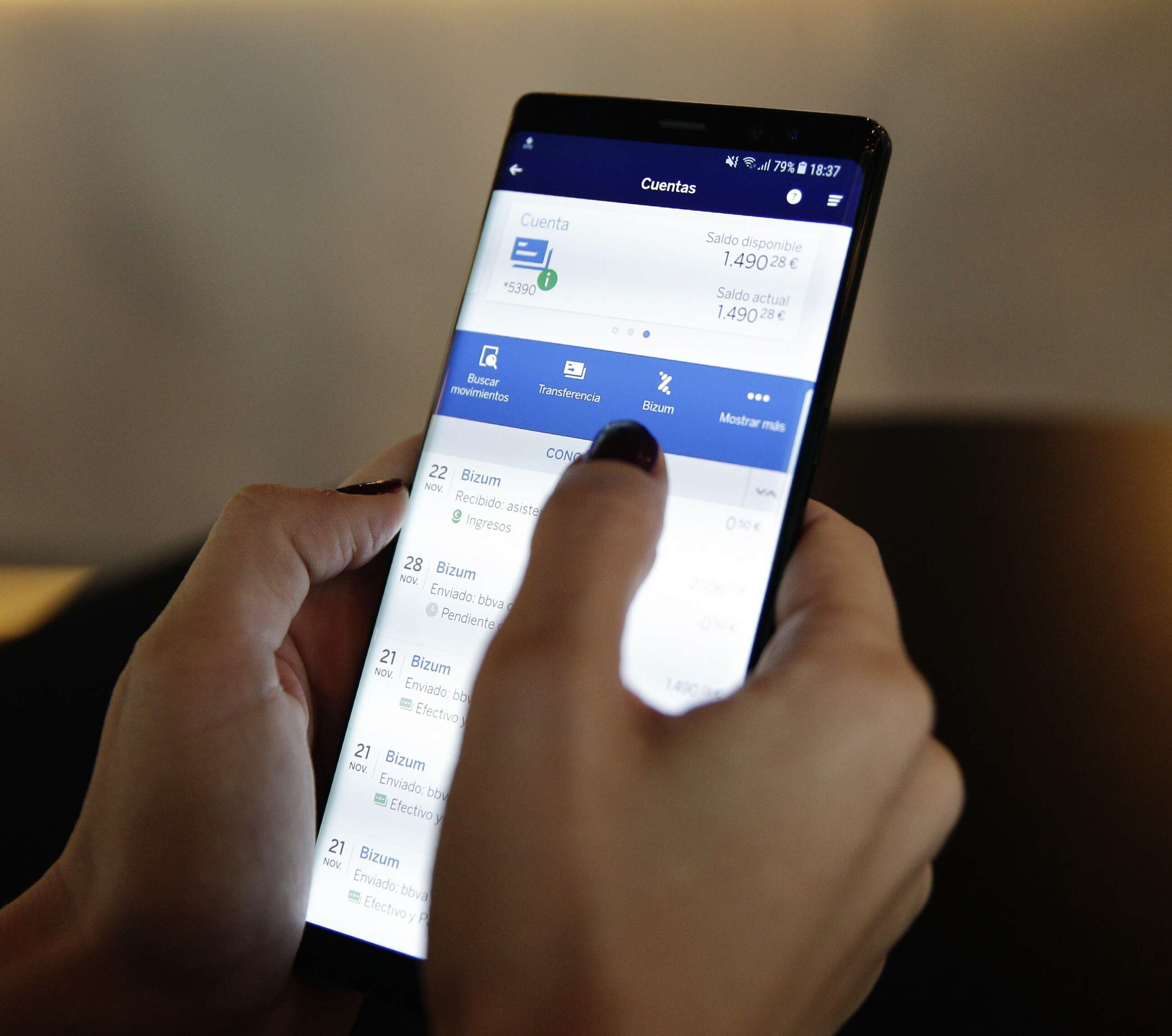 El destinatario recibe un mensaje SMS. Foto: BBVA. Bizum.