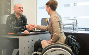 Ley de accesibilidad obliga a la banca a adaptar cajeros automáticos para personas con discapacidad. Foto: Freepik