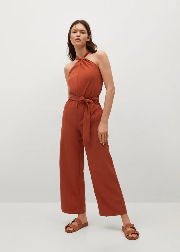 El mono largo con cuello halter de Mango Outlet ideal para eventos